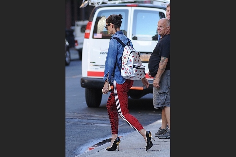 Com look colorido e moderno, Katie Holmes combinou a legging vermelha estampada com camisa jeans, mochila metalizada e scarpin de salto fino. O visual da atriz é uma boa fonte de inspiração para mulheres descoladas que curtem misturar peças esportivas com outras mais formais - Grosby Group