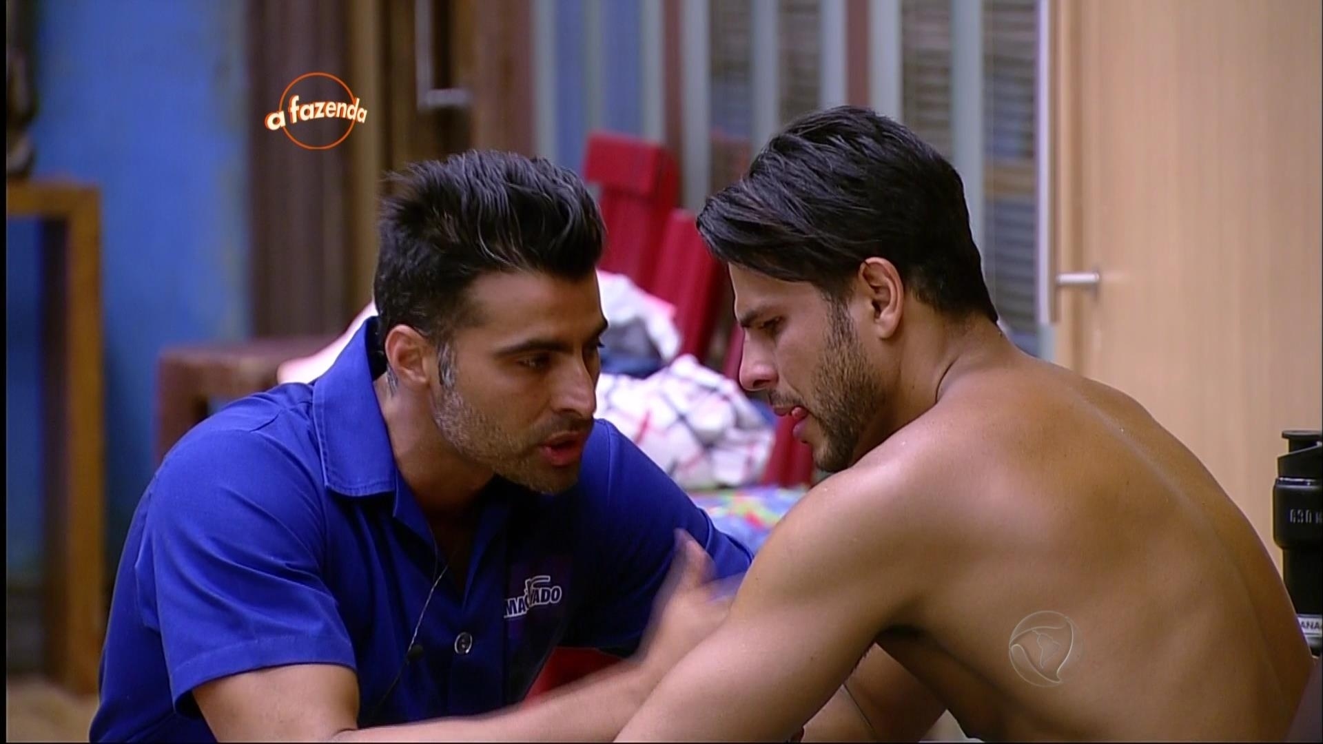 16.out.2015 - JP tentou consolar o amigo e o aconselhou a voltar o foco para o jogo - Reprodução/Record