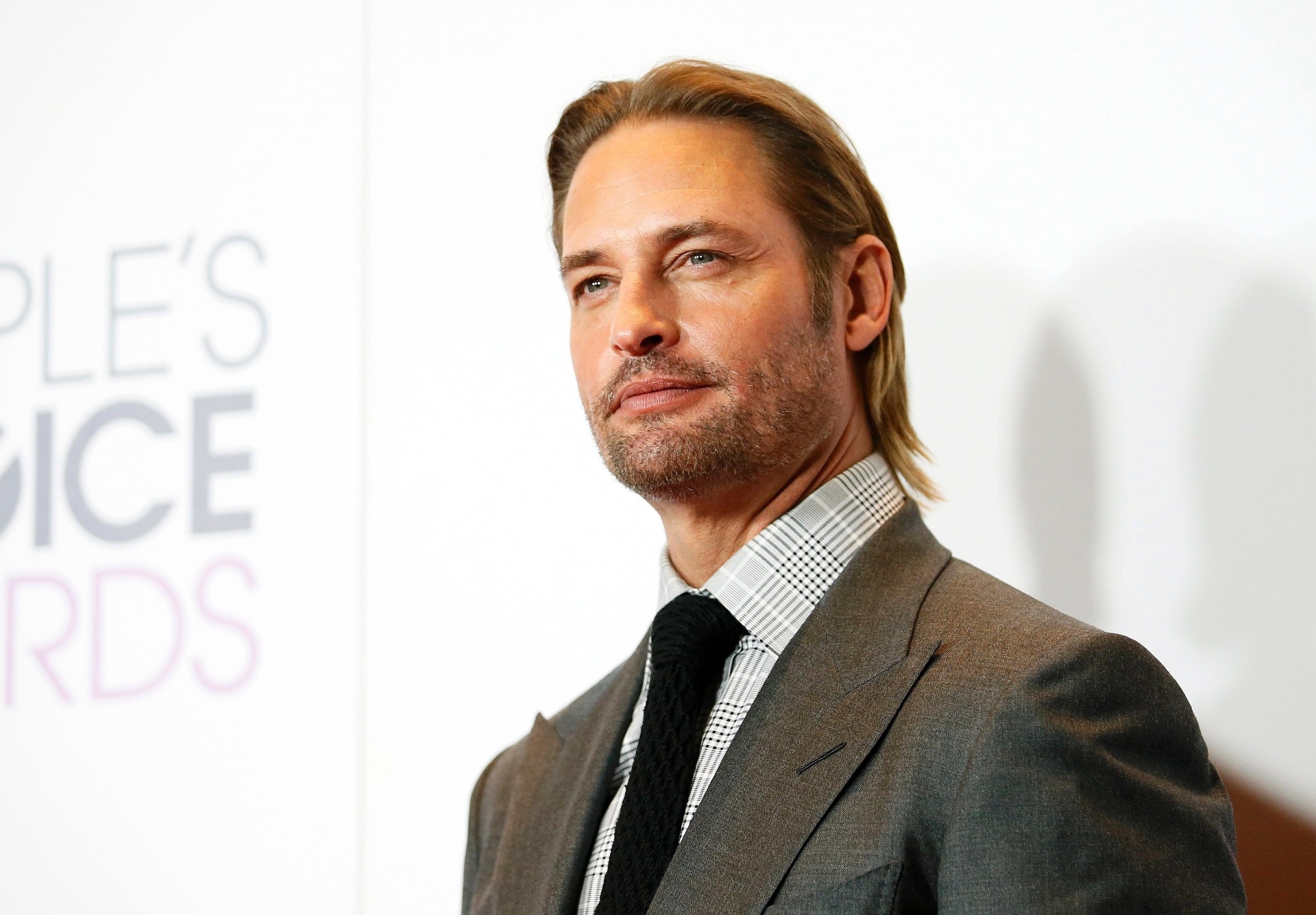 6.jan.2015 - O ator Josh Holloway posa para fotos no tapete vermelho do People's Choice Awards 2016, no Microsoft Theatre, em Los Angeles, nos Estados Unidos - Danny Moloshok /Reuters