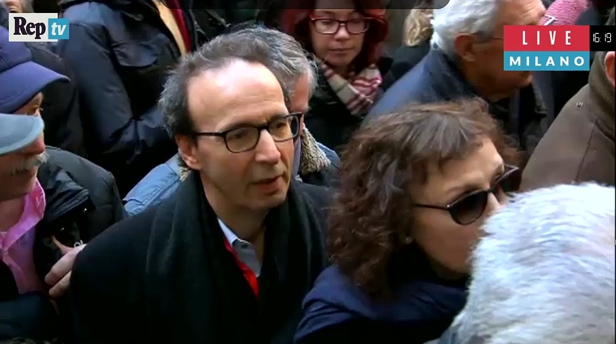 23.fev.2016 - O ator e diretor italiano Roberto Benigni segue o caixão de Umberto Eco ao deixar o funeral do escritor em Milão, na Itália. Ele estava acompanhado de sua mulher, a atriz Nicoletta Braschi - Reprodução/La Repubblica