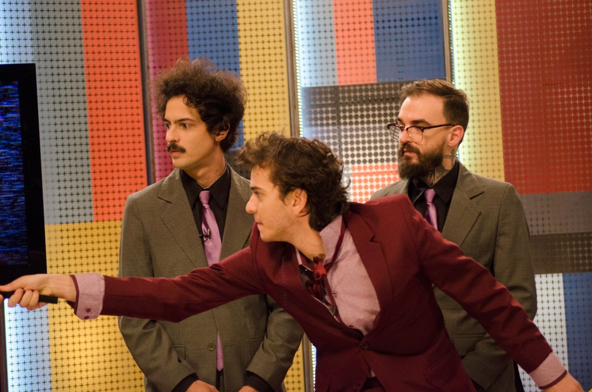 O youtuber Vitor Lamoglia é um apresentador de game-show na série "Caravana no Ar", da TBS, que é apresentada por PC Siqueira e Juliano Enrico  - Divulgação