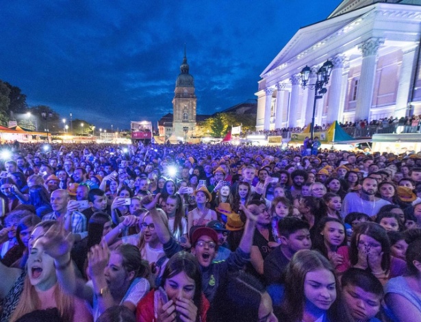 Público do festival alemão Schlossgrabenfest, que aconteceu entre 26 e 29 de maio - Boris Roessler/AFP/Getty Images