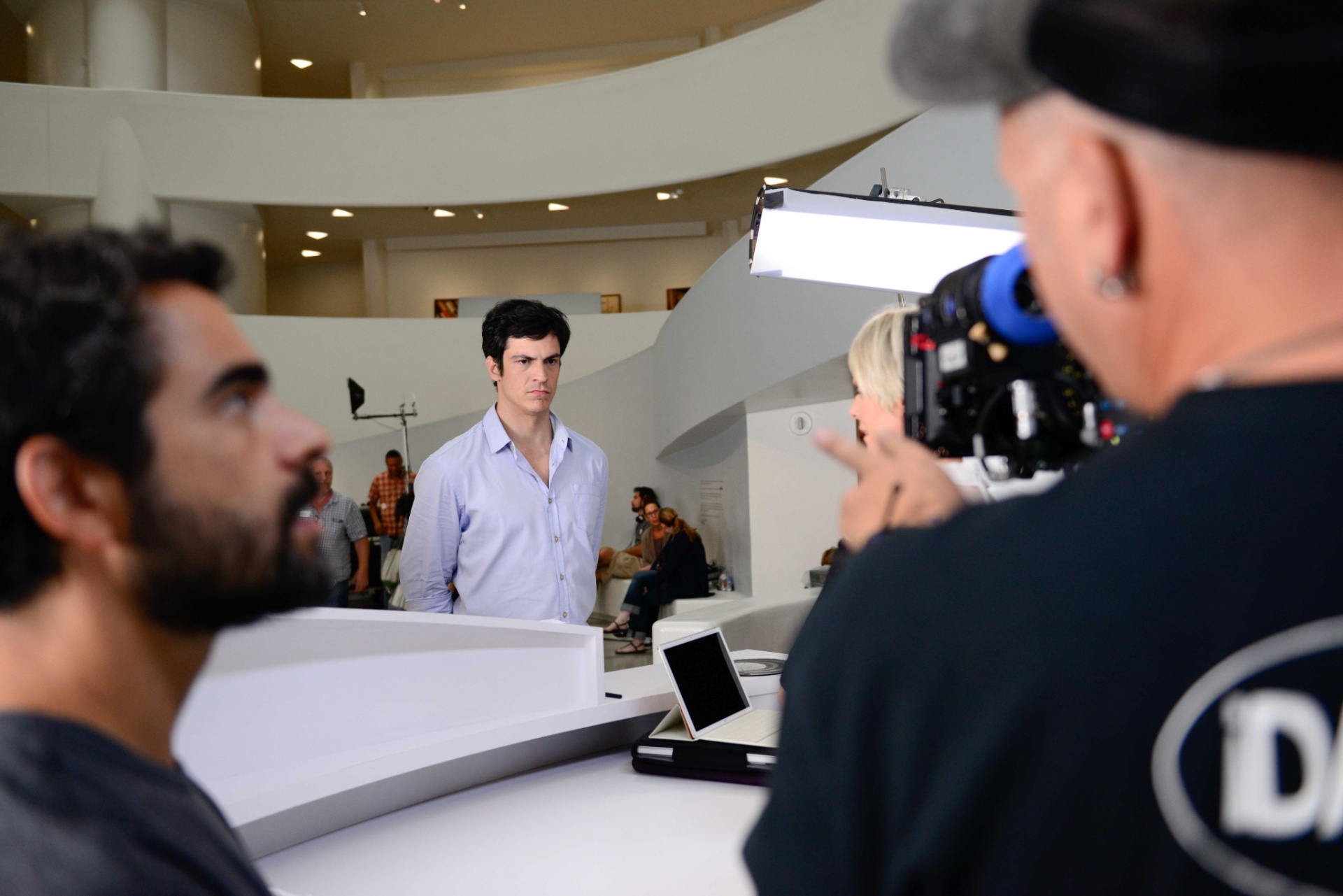 O ator Mateus Solano grava cenas do filme "Talvez Uma História de Amor" no museu Guggenheim, em Nova York - Divulgação/Gigi Kassis