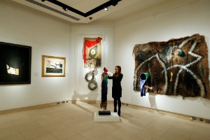 Parte da coleção do artista espanhol Joan Miró, que motivou polêmica em Portugal - Suzanne Plunkett/Reuters