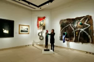Parte da coleção do artista espanhol Joan Miró, que motivou polêmica em Portugal - Suzanne Plunkett/Reuters