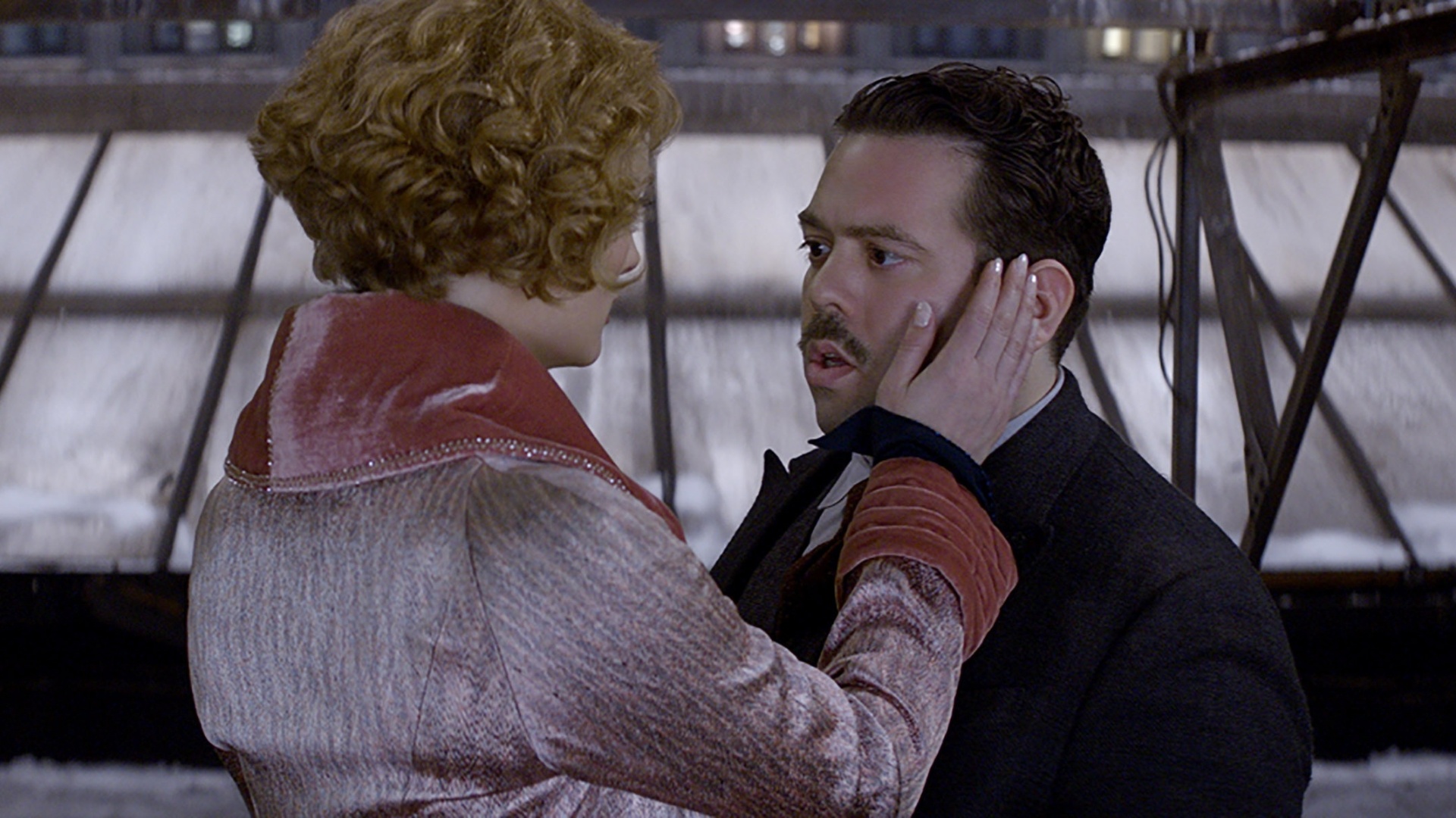 Alison Sudol e Dan Fogler em cena do filme "Animais Fantásticos e Onde Habitam" - Divulgação /Warner