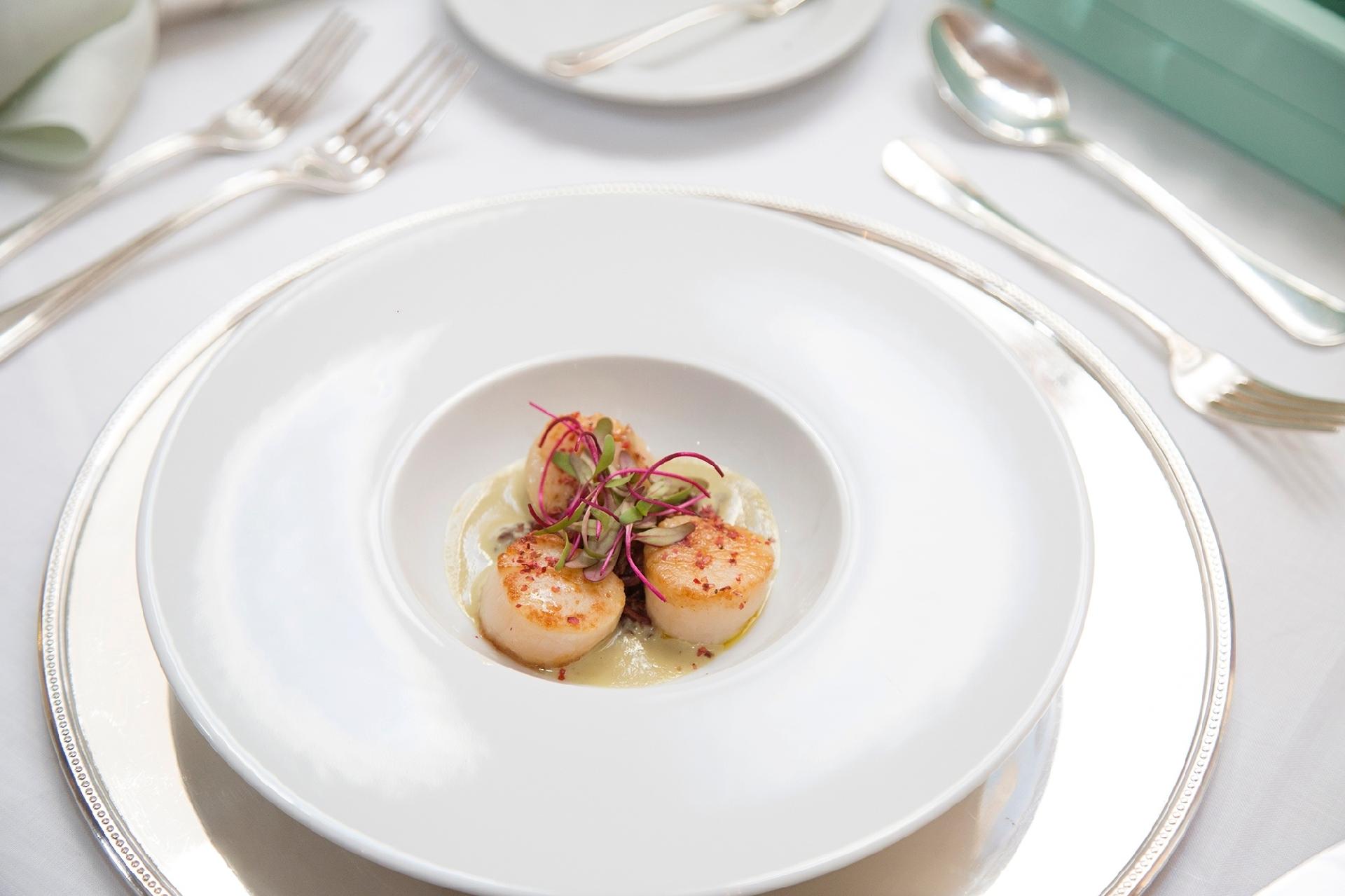 Não é por ser uma celebração informal e diurna, que o casamento civil não pode ter capricho e refinamento: aposte na classe da louça branca sobre "sousplat" metálico e talheres de prata para um clima chique. Se para poucos convidados, este tipo de festa permite, com mais facilidade, que o serviço seja à francesa, com mesa posta. Para completar o cuidado com seus convidados, faça mini-cardápios - Maíra Preto/ Divulgação