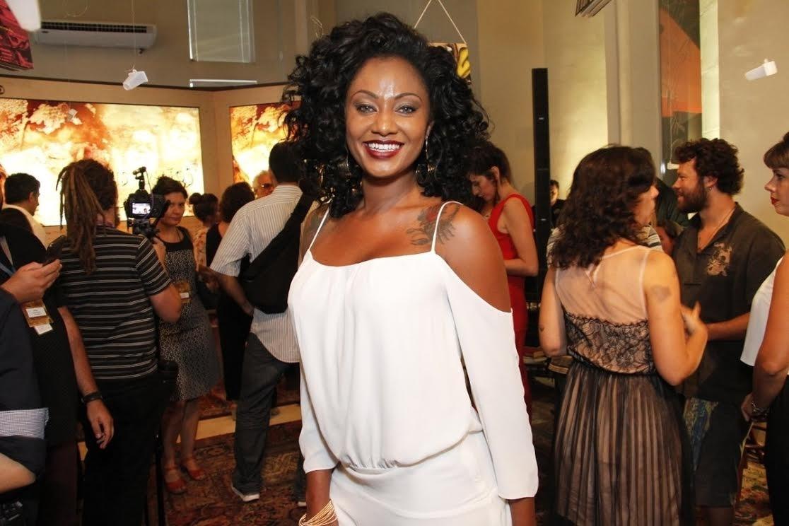 6.dez.2016 - Rainha de bateria da Vai Vai, Camila Silva posa para fotos ao chegar ao lançamento da minissérie "Dois Irmãos", que estreia dia 9 de janeiro na Globo - Marcos Ferreira /Brazil News