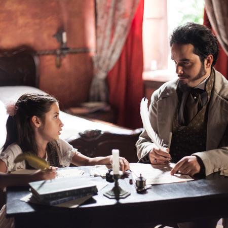 No final do último capítulo de "Escrava Mãe", Átila (Léo Rosa) conta a história de amor de Juliana (Gabriela Moreyra) e Miguel (Pedro Carvalho) para a filha, Dorinha, até o nascimento de Isaura e o desfecho dos personagens principais - Edu Moraes/Record - Edu Moraes/Record
