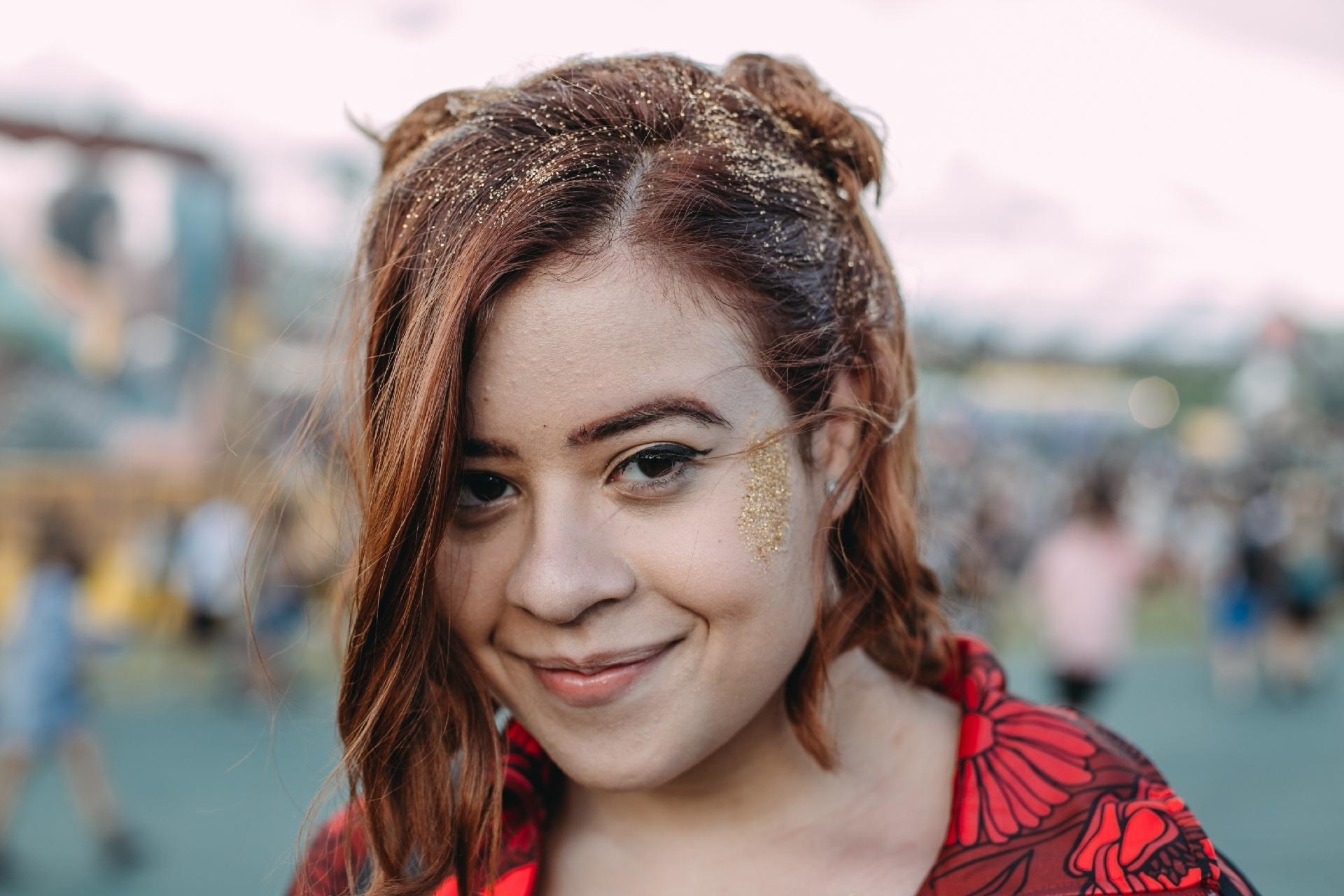 Público abusa da purpurina no festival Lollapalooza, em São Paulo, no Autódromo de Interlagos - Felipe Gabriel/UOL