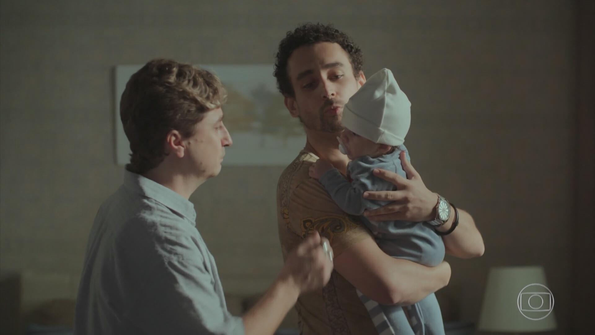 William e Romildo cuidam sozinhos do filho de Marisa no último capítulo de "Rock Story" - Reprodução/TV Globo