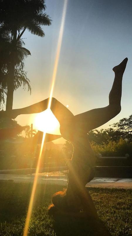 Isis Valverde em posição de yoga - Reprodução/Instagram
