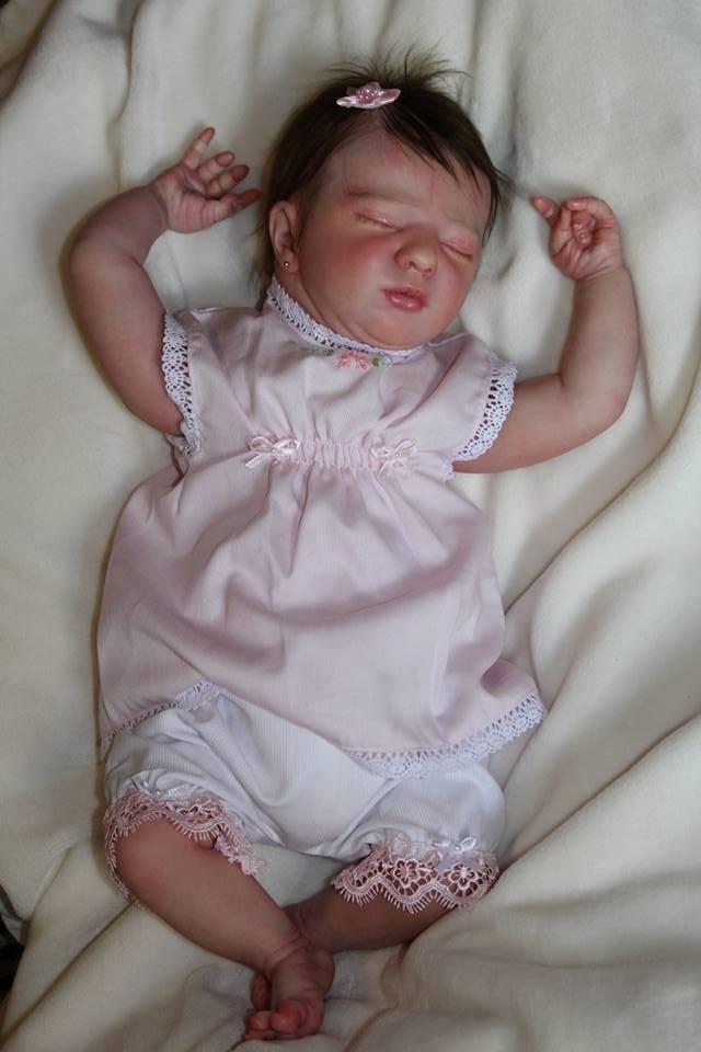 A bebê Giovanna tem 50 cm e pesa 2,150 kg; a boneca foi vendida em julho pela artista Rosana Ritacco - Reprodução/Facebook/Rosana Ritacco - Art Reborn