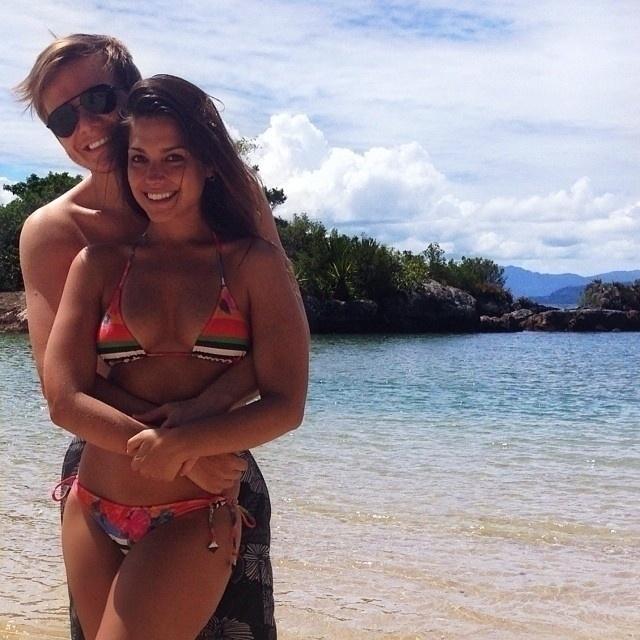 E dá-lhe fotos lindas do casal, enquanto eles curtiam uma praia. - Reprodução/Instagram