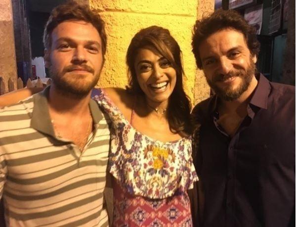 Em uma foto tirada em 19 de fevereiro, quando a novela ainda não estava no ar, Juliana publicou uma foto com os atores Emilio Dantas (Rubinho) e Rodrigo Lombardi (Caio). Ela brincou "Eu e meus 'boy' gravando ontem na madruga! Mamãe tá bem na fita hein?" - Reprodução Instagram/Juliana Paes