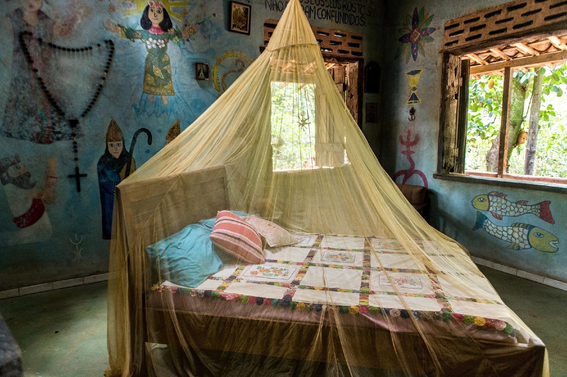 Mercedes (Fernanda Montenegro) é dona de uma sensibilidade aguçada, escuta vozes e por isso transformou a sua casa em um grande abrigo para receber pessoas quando o fim do mundo se aproximasse. A decoração é simples e muito colorida - Raquel Cunha/Globo