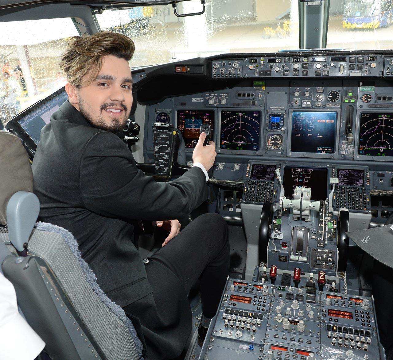 Luan Santana faz pocket show em avião - Francisco Cepeda/Ag News