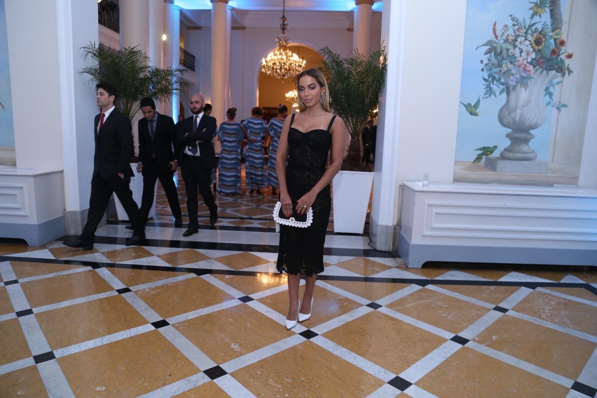 Anitta usa poderoso tubinho rendado Dolce & Gabanna no Prêmio Faz Diferença, que aconteceu na quarta-feira (28) no Copacabana Palace, zona sul do Rio - Anderson Borde/Ag.News
