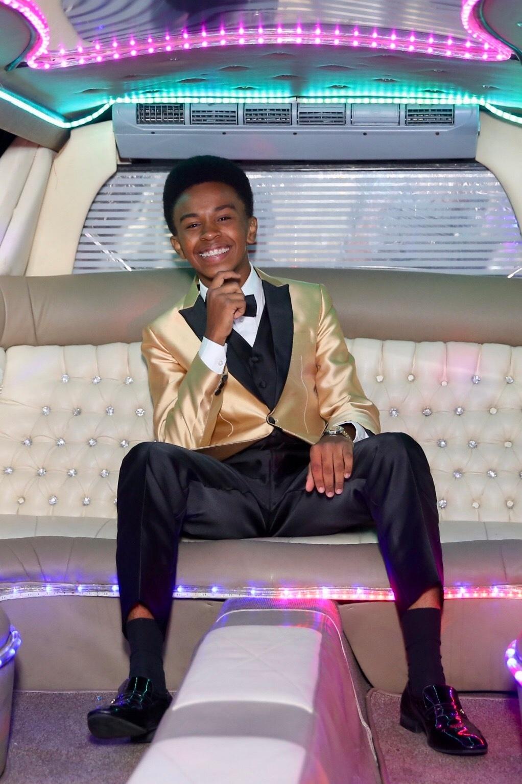 Jean Paulo Campos, o Cirilo, chega de limosine à festa de 15 anos - Manuela Scarpa/Brazil News