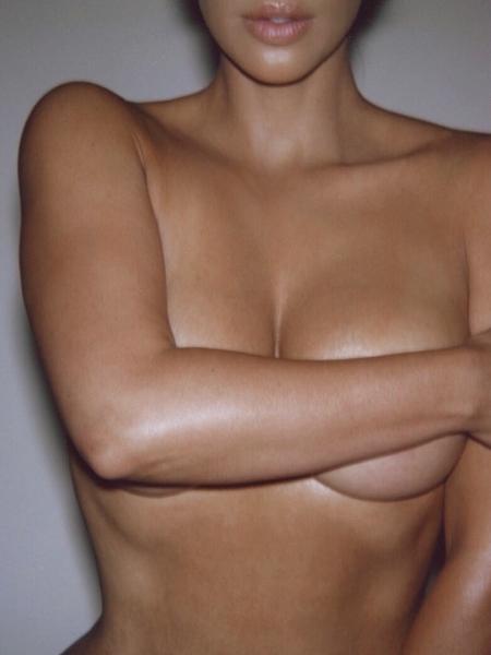 Kim Kardashian posa nua para seu novo perfume - Reprodução/Instagram