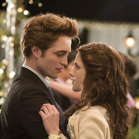Edward (Robert Pattinson) e Bella (Kristen Stewart) em cena do filme - Divulgação
