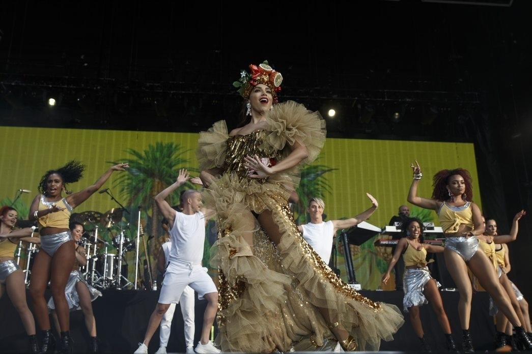 Anitta entrou no palco ao som de ?Tico Tico no Fubá? e com um figurino que remetia à Carmen Miranda. No repertório, ela sampleou ainda músicas famosas de Mariah Carey, MC Kevinho, e até Tom Jobim com "Garota de Ipanema" - Divulgação