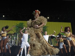 Anitta entrou no palco ao som de ?Tico Tico no Fubá? e com um figurino que remetia à Carmen Miranda. No repertório, ela sampleou ainda músicas famosas de Mariah Carey, MC Kevinho, e até Tom Jobim com "Garota de Ipanema" - Divulgação