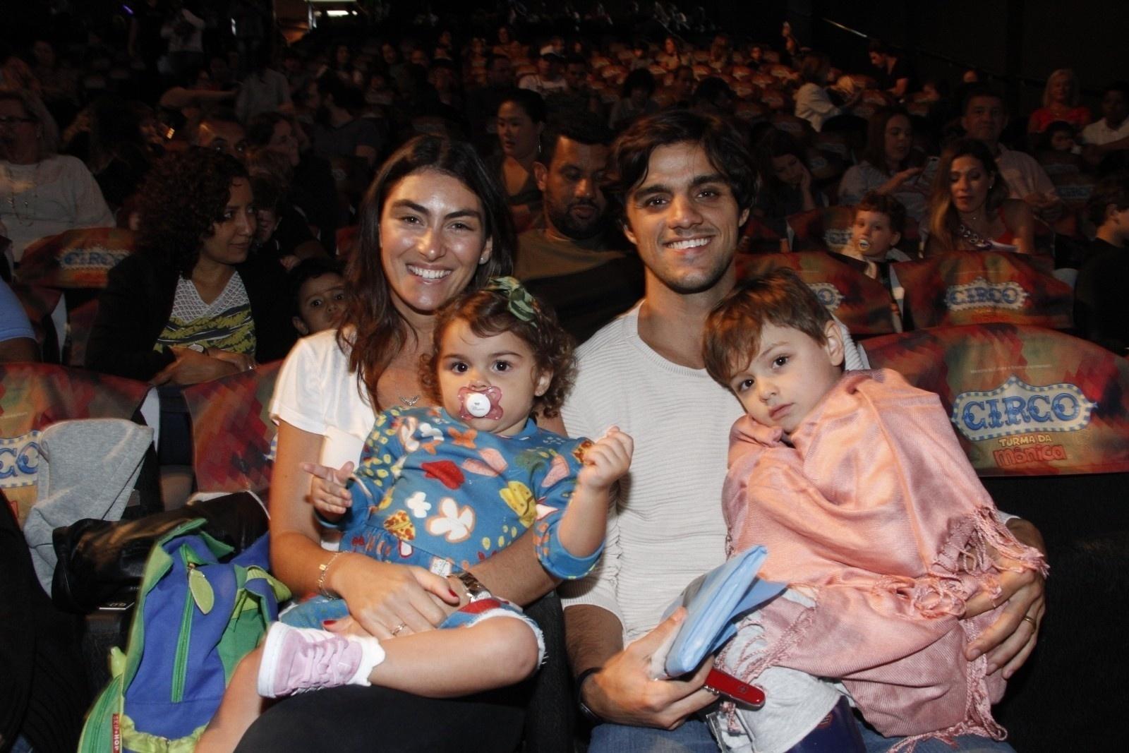 Felipe Simas com a mulher, Mariana, e os filhos Joaquim e Maria, no Circo da Mônica - Marcos Ferreira/CS Eventos RT Fotografia