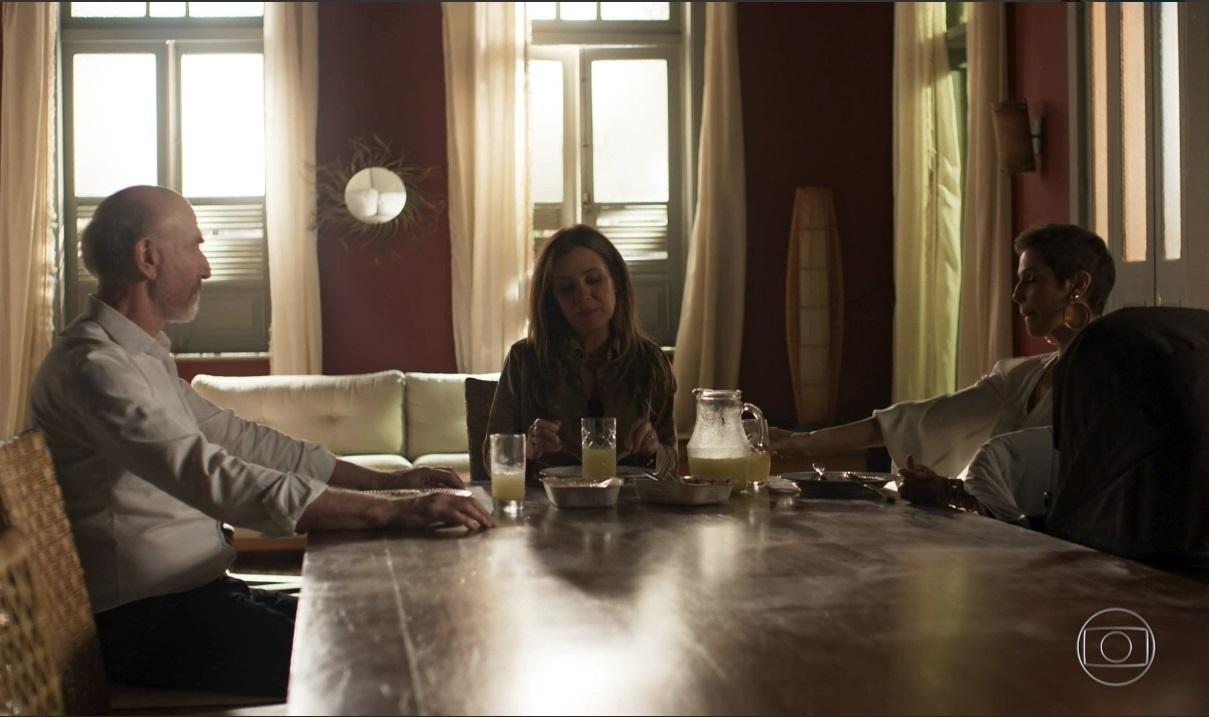 Mãe, pai e filha, Laureta (Adriana Esteves), Severo (Odilon Wagner) e Karola (Debroah Secco) discutem passado e entram em conflito - Reprodução/TV Globo