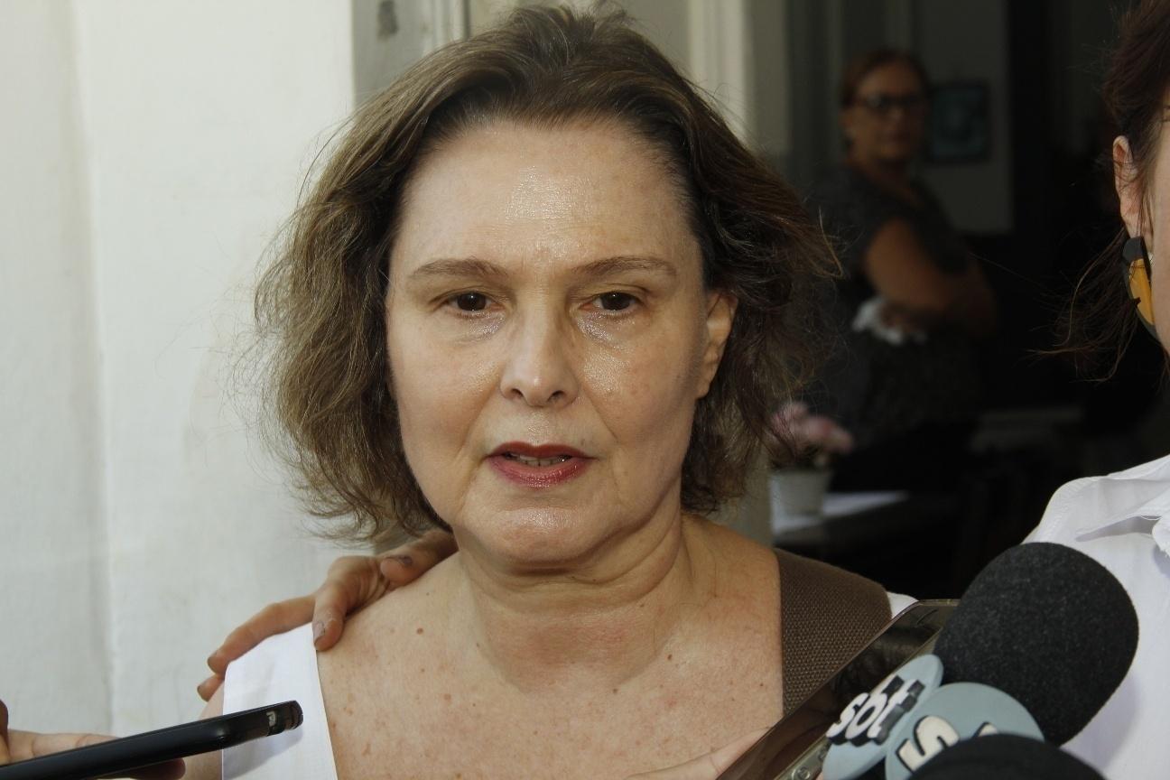 Louise Cardoso fala com jornalistas no velório de Caio Junqueira - Wallace Barbosa/AgNews