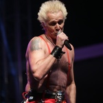 Supla cantou "Rubão" e "Hoje Eu Acordei Feliz" no show em tributo ao Charlie Brown Jr no Vale do Anhangabaú, em São Paulo - Diego Padgurschi/UOL