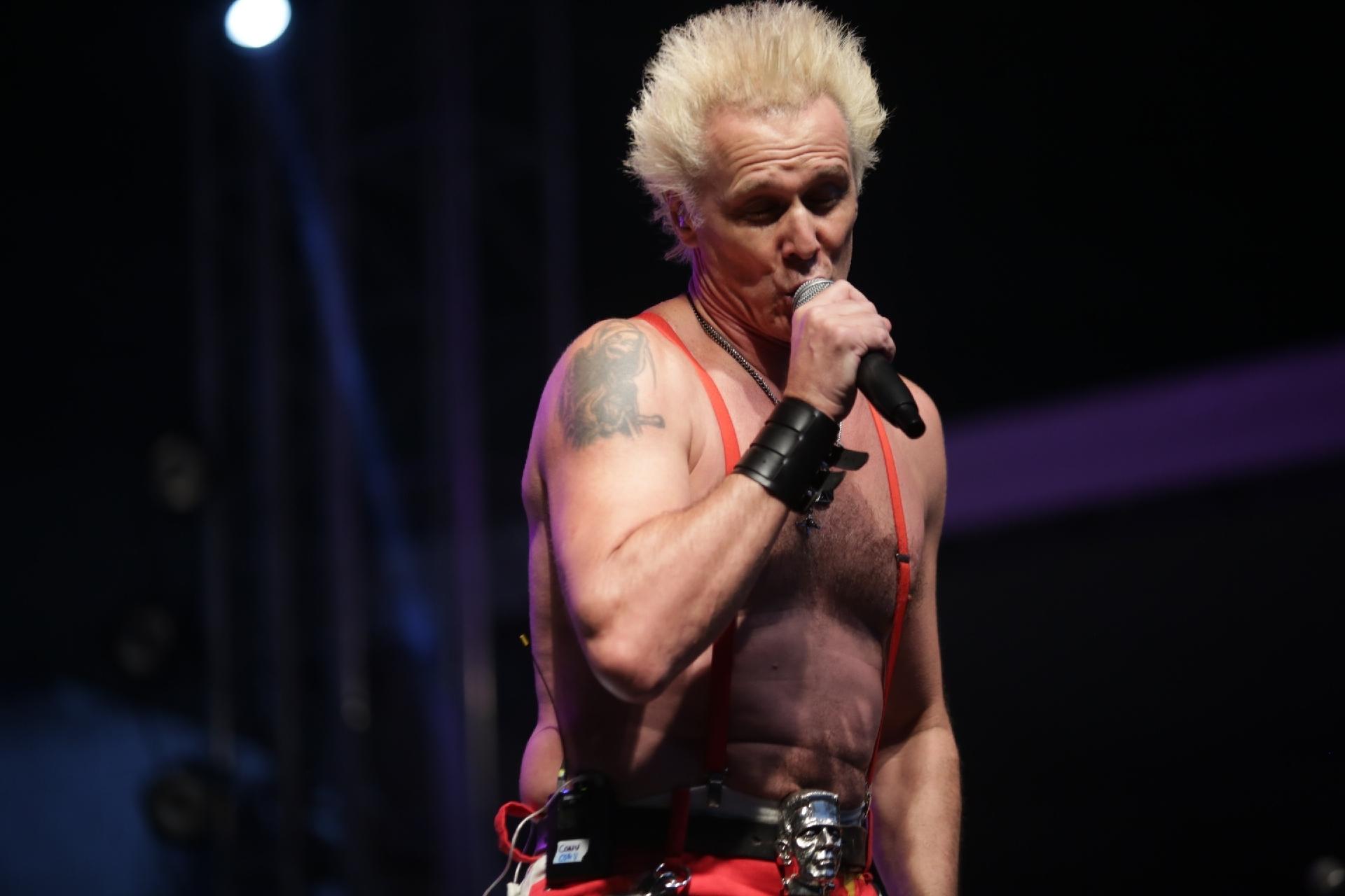 Supla cantou "Rubão" e "Hoje Eu Acordei Feliz" no show em tributo ao Charlie Brown Jr no Vale do Anhangabaú, em São Paulo - Diego Padgurschi/UOL