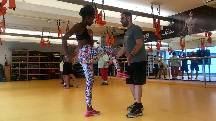 Larissa aprende golpes de defesa pessoal com o professor Mateus, da academia Competition - Andrea Miramontes/UOL