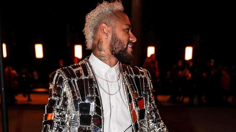 Neymar de blazer espelhado da marca francesa Balmain - Reprodução/ Instagram