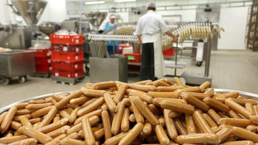 Montadora produz receita própria na fábrica de Wolfsburg há 47 anos; embutido leva curry e tem baixo teor de gordura - Divulgação