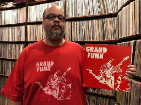 Ed Motta em frente a sua coleção de discos, muitos deles raros - Reprodução