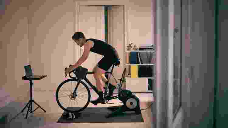 Treino bike indoor, rolo de ciclismo - iStock - iStock