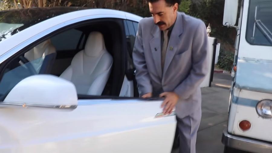 Borat bate em Tesla Model X - Reprodução