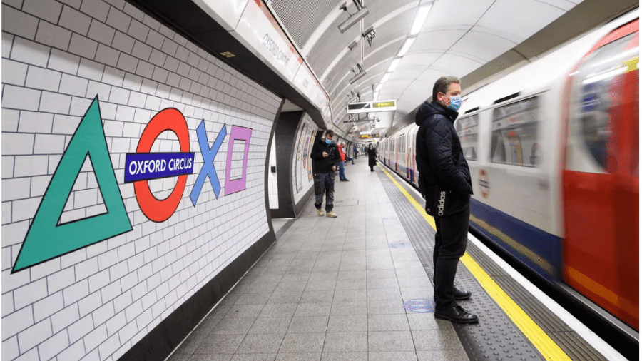 Passageiros usam máscaras no metrô de Londres - Divulgação (Sony)