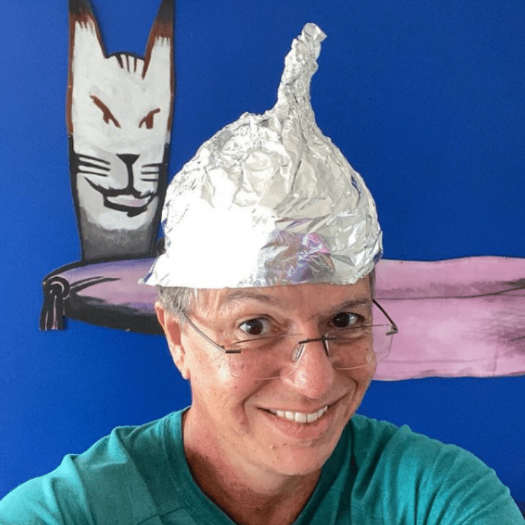 Boninho ironizou boatos sobre possíveis participantes do "BBB 21" usando capacete contra invasores - Reprodução/Instagram/@jbboninho - Reprodução/Instagram/@jbboninho