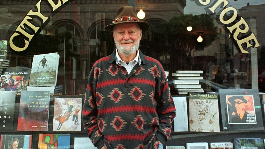 Lawrence Ferlinghetti em sua livraria em São Francisco - STRINGER/REUTERS