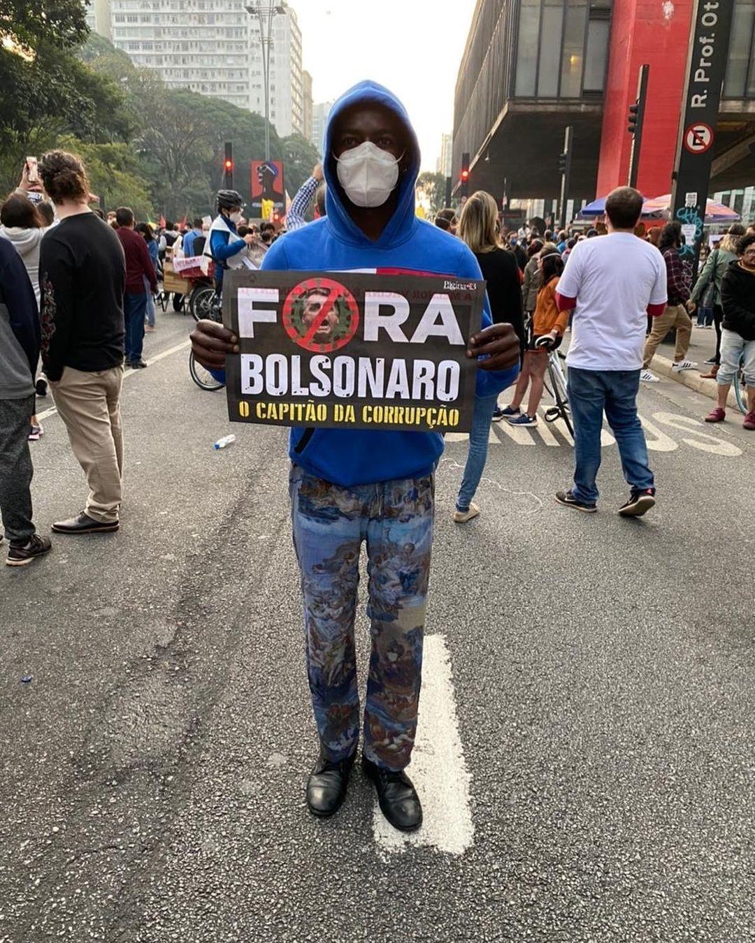 O ator global Jonathan Azevedo foi às ruas protestar contra Bolsonaro. 'Vem que aqui tem luta. Vai cair', escreveu no Instagram - Reprodução/Instagram