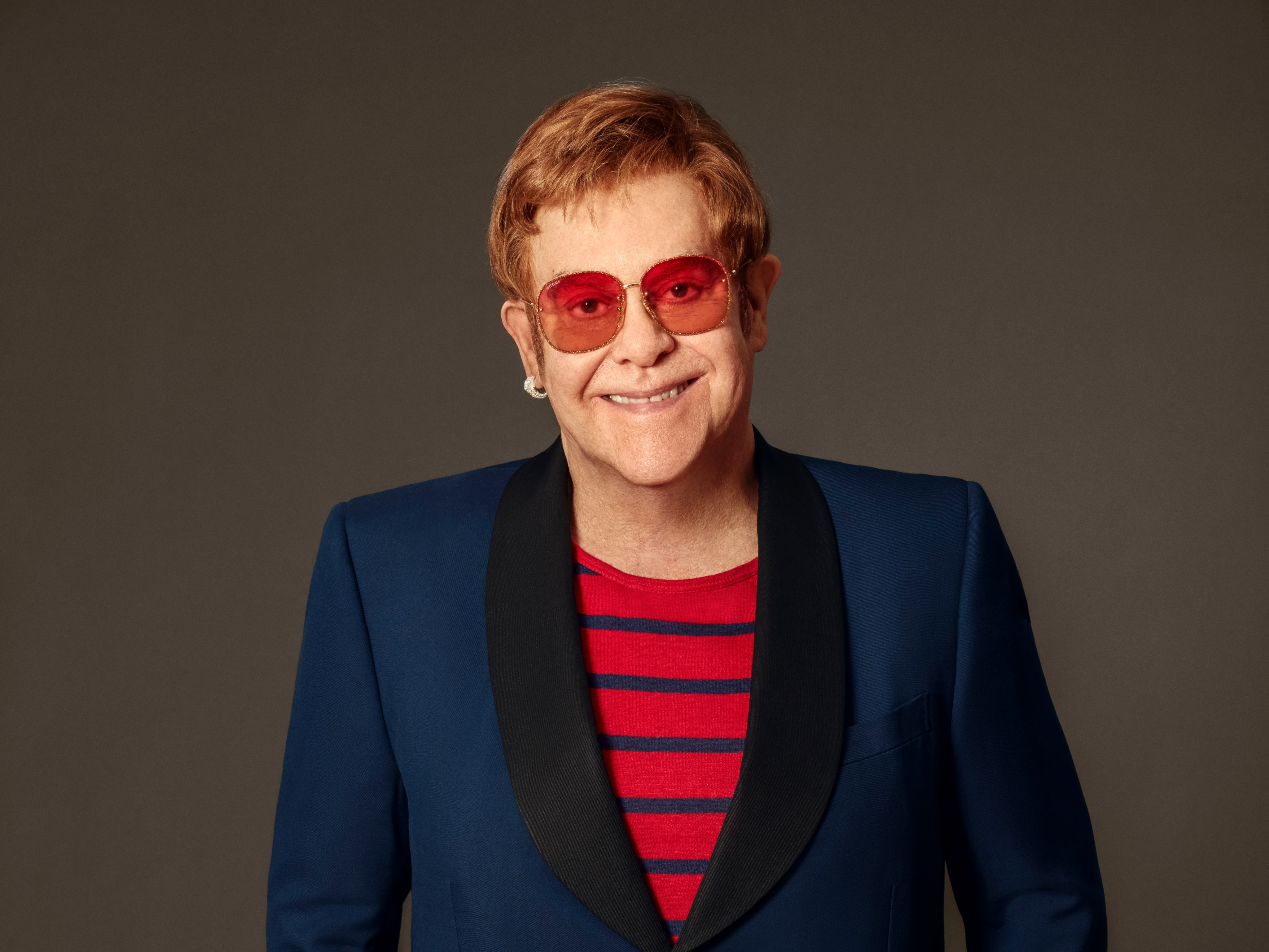 Elton John anuncia retorno de turnê após pausa de quatro anos