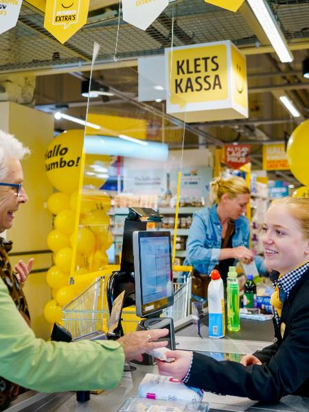 Kletskassa (ou Chat Checkout, em inglês), são caixas em que os atendentes ficam de prontidão para conversar com os idosos - Divulgação Jumbo