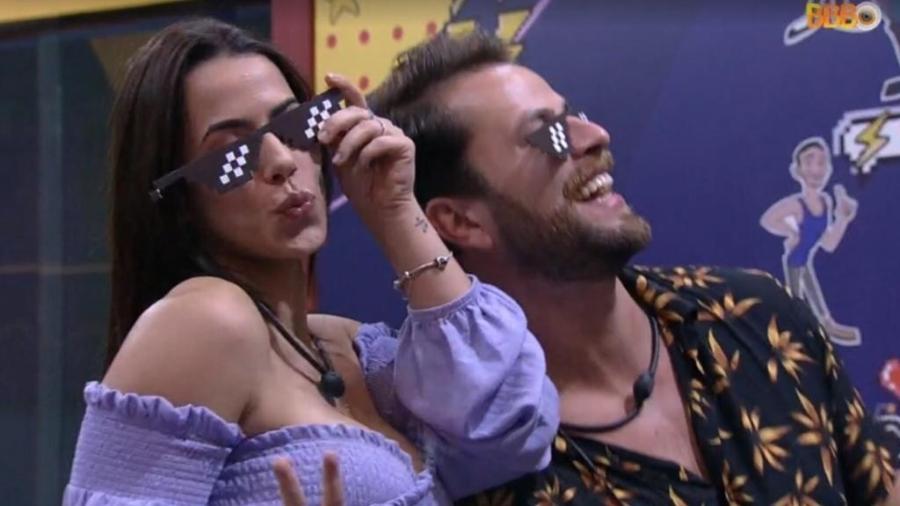 BBB 22: Gustavo e Larissa brincam com óculos do painel tático - Reprodução/Globoplay