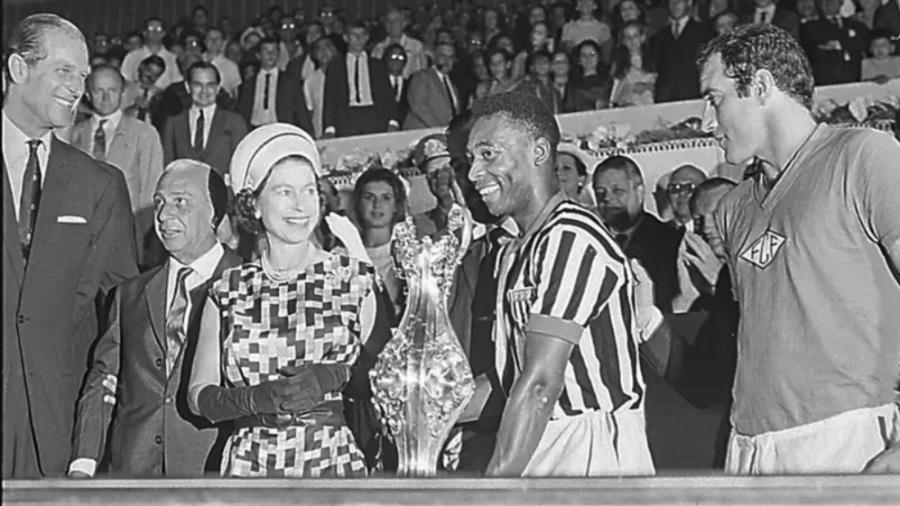 Rainha Elizabeth conheceu o jogador Pelé durante visita ao Brasil em 1968 - Arquivo Nacional