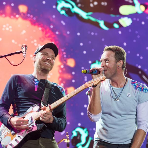 Coldplay adiou para 2023 os oito shows que faria no Brasil após o vocalista contrair uma infecção pulmonar