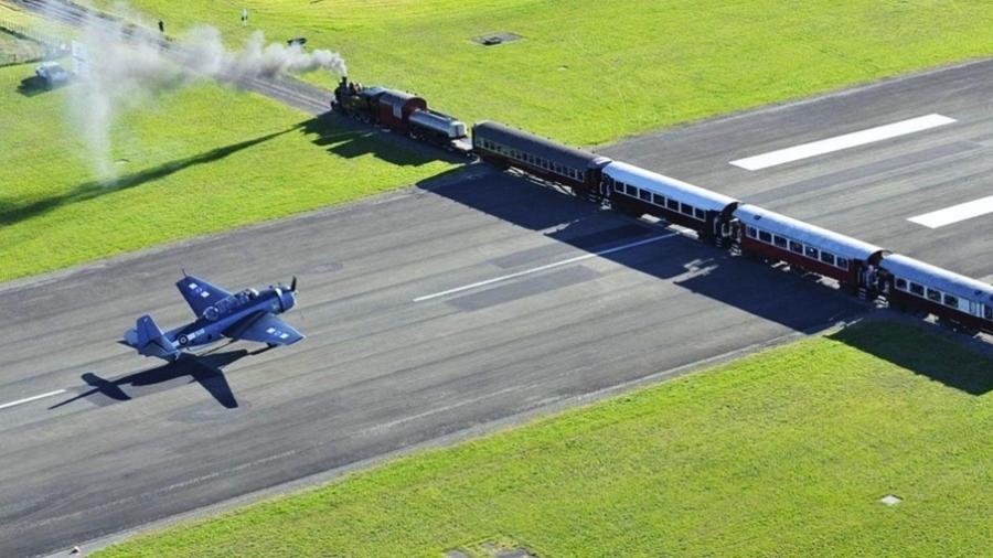 O aeroporto de Gisborne, na Nova Zelândia, cruza uma estrada de ferro. Os horários de pousos e decolagens deve ser bem coordenado com a passagem dos trens - Reprodução