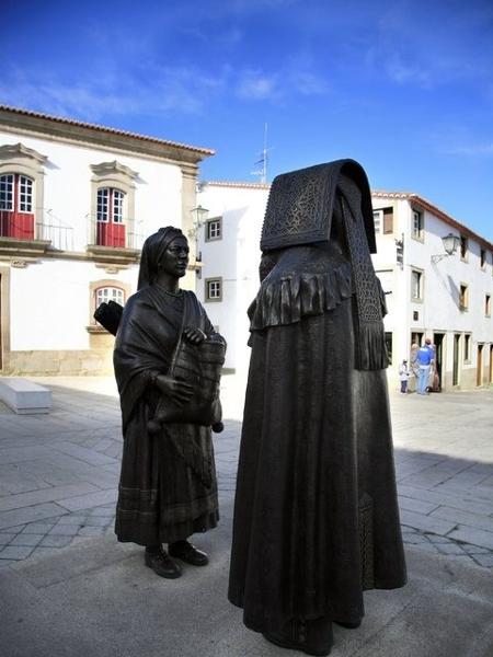 Na praça Dom, João III, o monumento em homenagem ao povo mirandês - Divulgação - Divulgação