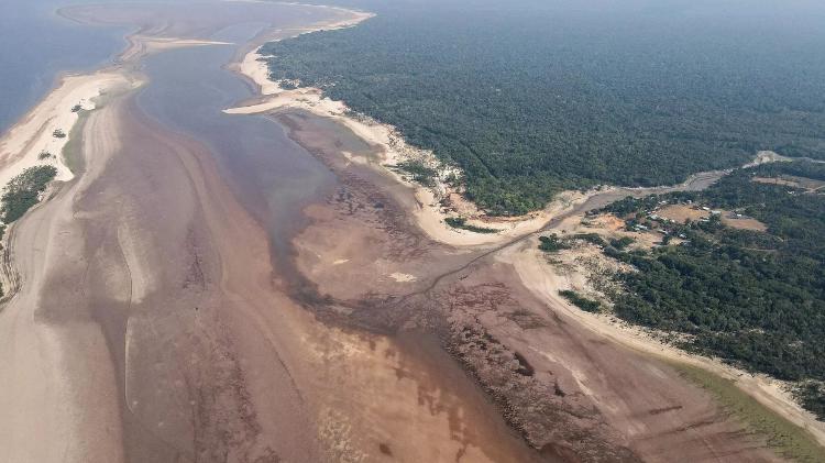 Vista aérea mostra o rio Negro, afetado pela seca, em frente à comunidade de Santa Helena do Inglês, em Iranduba, Amazonas. (7 de outubro de 2023) 